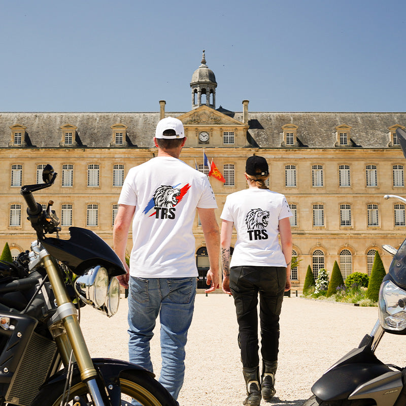 T-shirt blanc simple sans logo posé sur une route en asphalte. T-shirt au centre de l'image et pris en photo de dessus